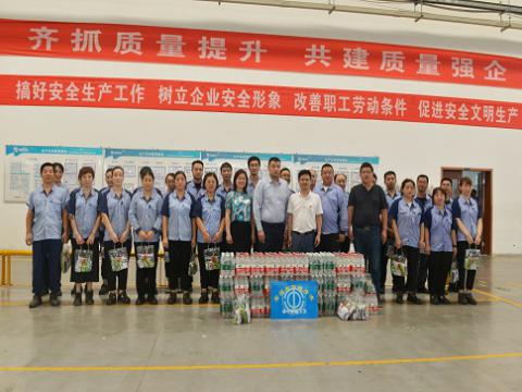 炎炎夏日，，市总工会送清凉，，丝丝关爱暖人心