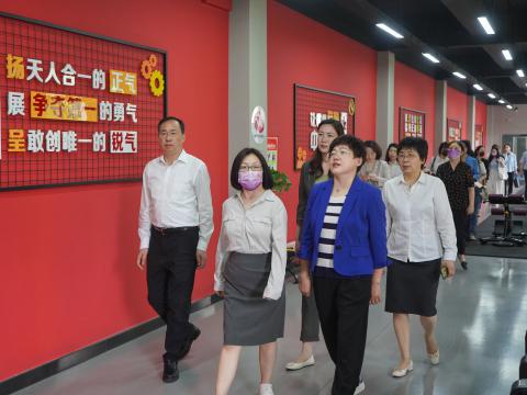 天下总工会女职工部莅临欧博abg电气调研女职工事情