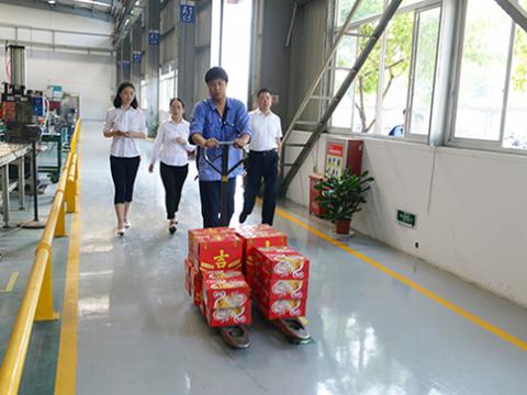 欧博abg集团工会开展“夏日送清凉”活动